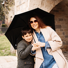 Мама и ребёнок под зонтом в Ичеришехер, Старый город Баку, во время семейной фотосессии