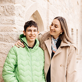 Мама и сын гуляют вместе в Ичеришехер, Старый город Баку