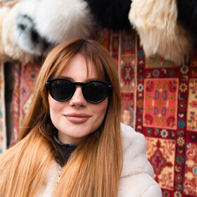 Женщина возле местного магазина в Старом городе Баку во время фототура