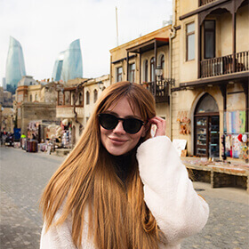 Вид на Пламенные башни из Старого города Баку во время фототура