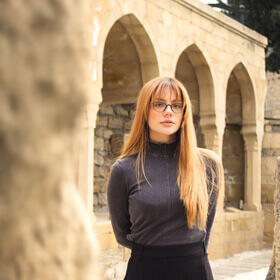 Исторические каменные арки и руины бани Хаджи Гаиб в Ичеришехер во время фототура по Баку