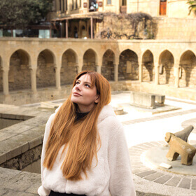 Женщина на площади возле бани Хаджи Гаиб в Старом городе Баку во время фототура